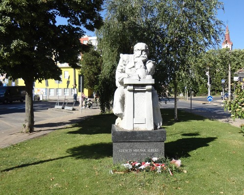 Szenczi Molnár Albert szobra a városi parkban